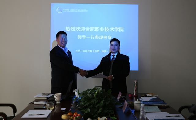 胡其云副书记和新迈尔公司代表签署校企合作协议