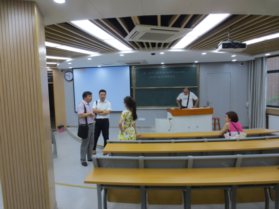 参观考察中国科技大学多媒体教室